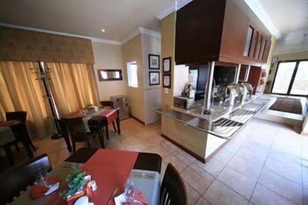 le cozmo guest house