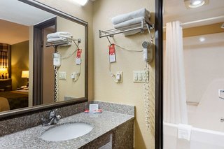 econo lodge belton kansas city south