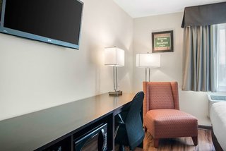 econo lodge inn and suites