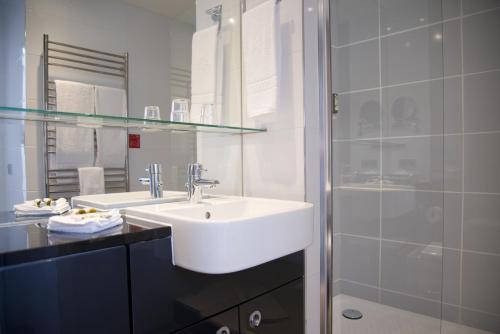 adina apartment hotel berlin checkpoint charlie