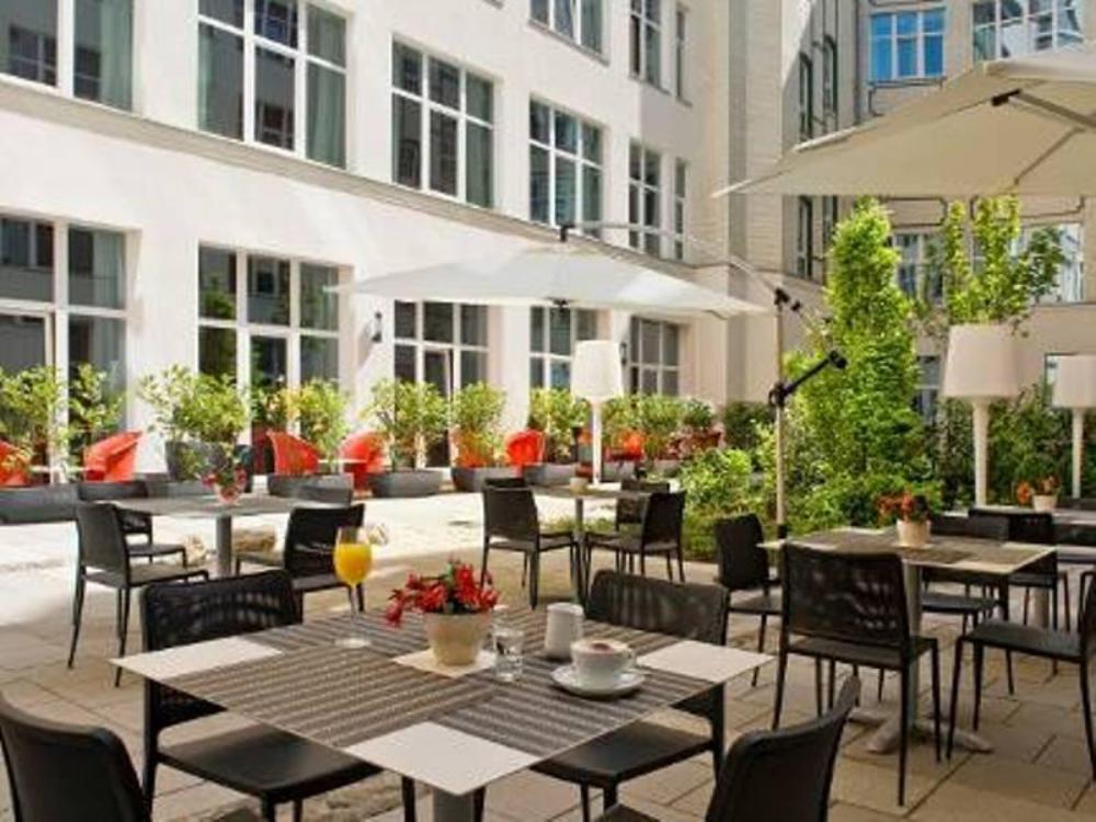 adina apartment hotel berlin checkpoint charlie