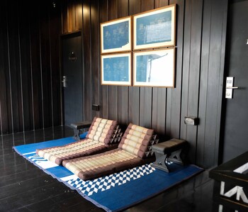 kloem hostel adults only