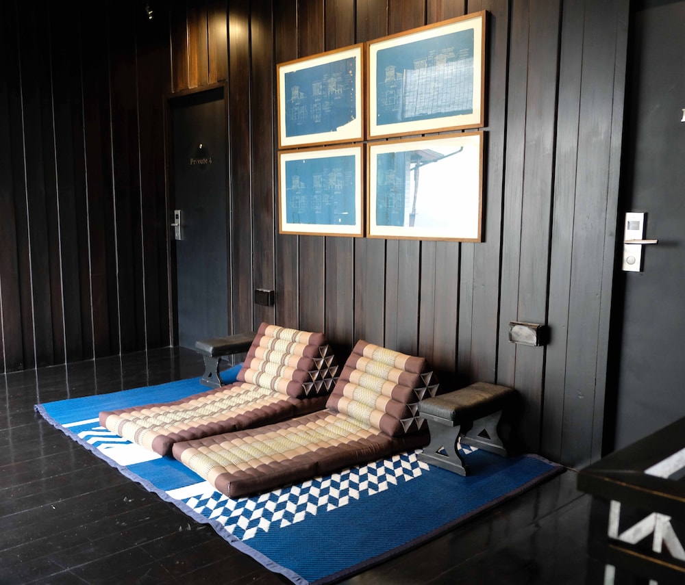 kloem hostel adults only