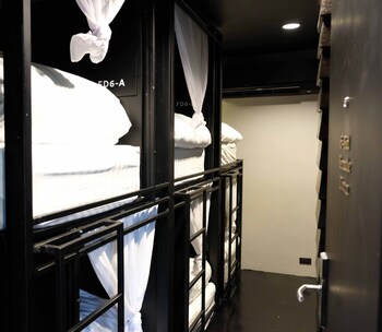 kloem hostel adults only