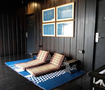 kloem hostel adults only