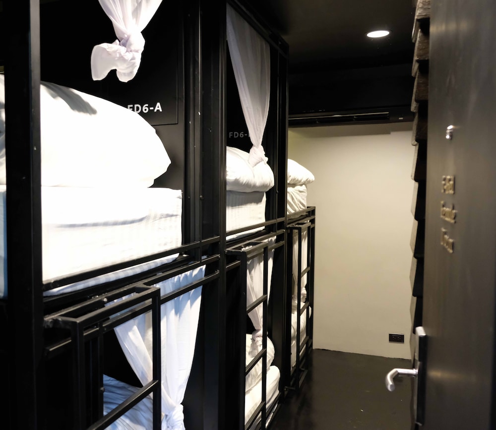 kloem hostel adults only