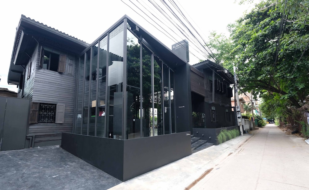 kloem hostel adults only