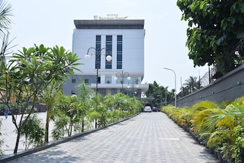 hotel saffron crest