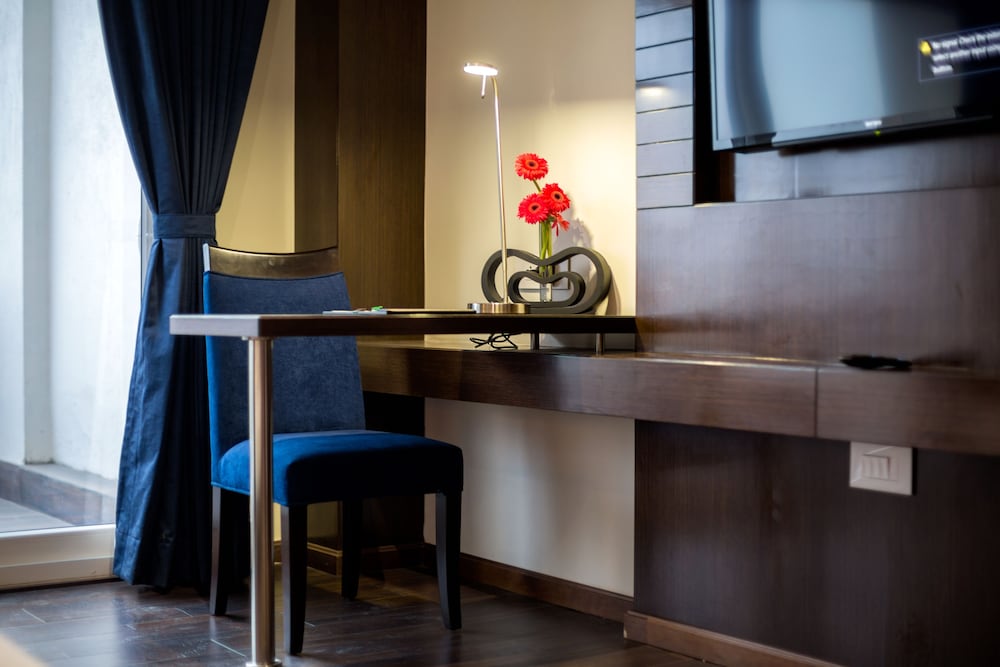 hotel saffron crest