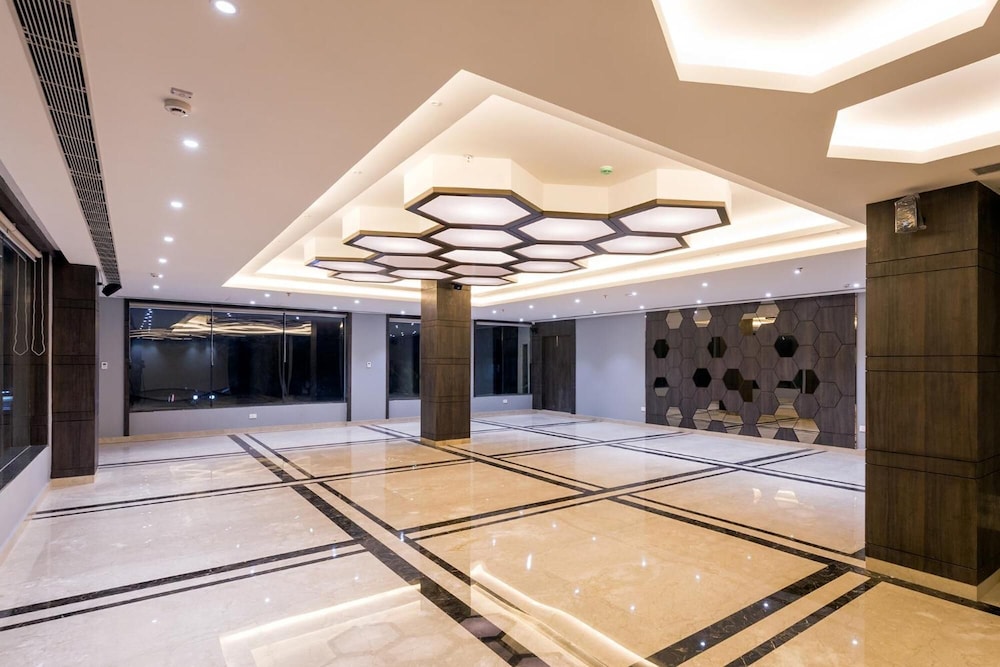 hotel saffron crest
