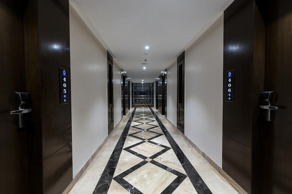hotel saffron crest