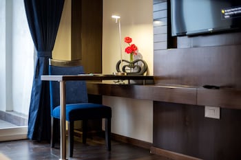 hotel saffron crest
