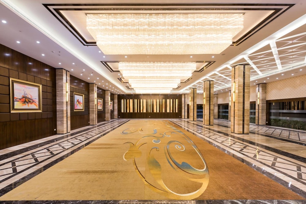 hotel saffron crest