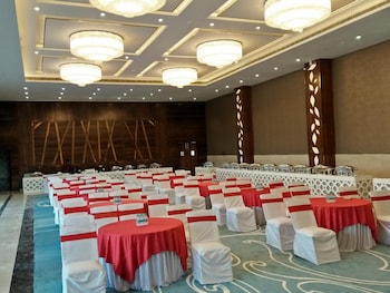 hotel saffron crest