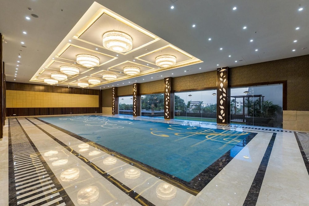 hotel saffron crest