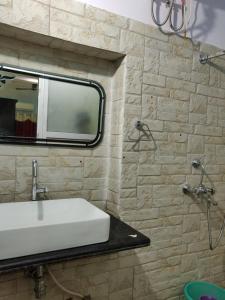 Golden River,Muradev>>Varanasi,3 star