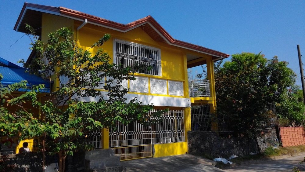yellow house vacation rental