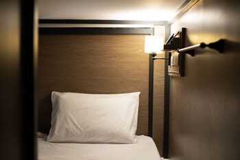 warm window silom hostel