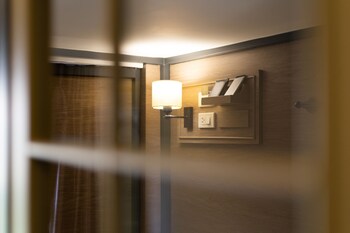 warm window silom hostel