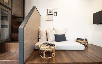 warm window silom hostel