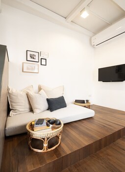 warm window silom hostel