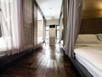 warm window silom hostel