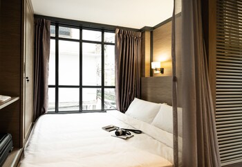 warm window silom hostel