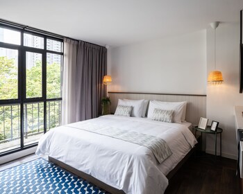 warm window silom hostel