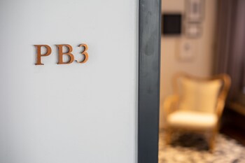 warm window silom hostel