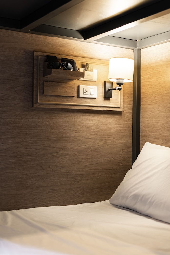 warm window silom hostel