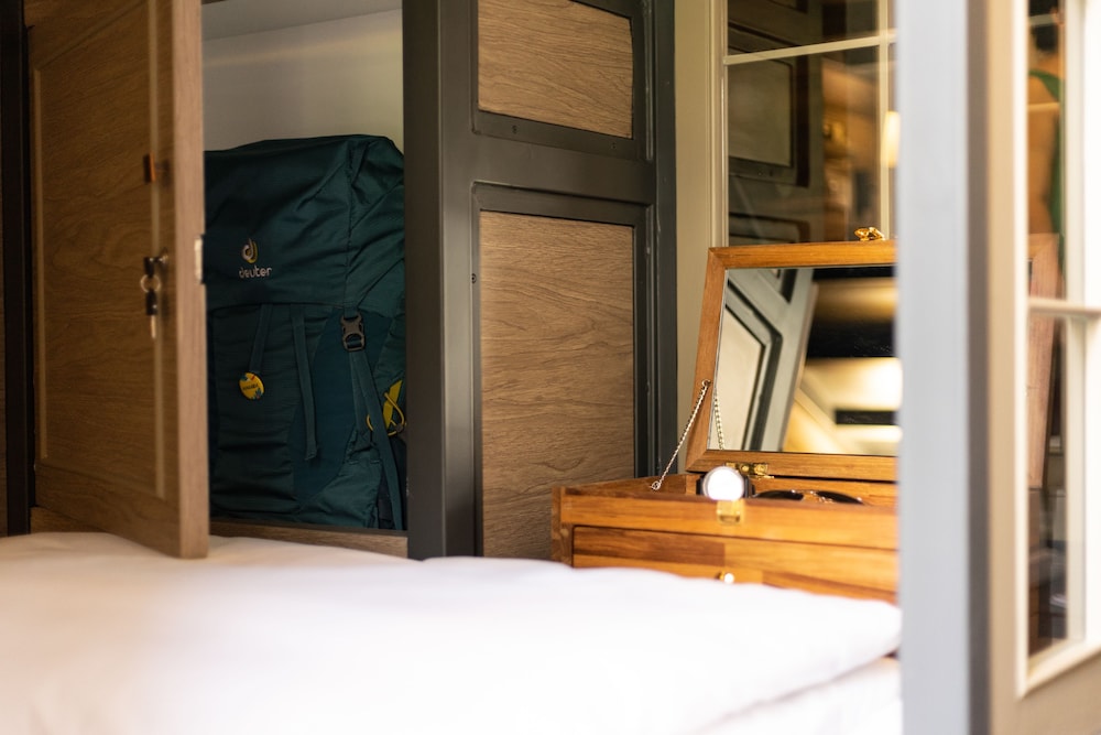 warm window silom hostel