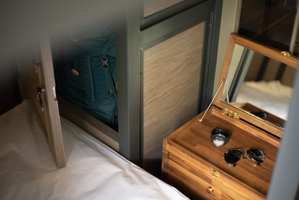 warm window silom hostel