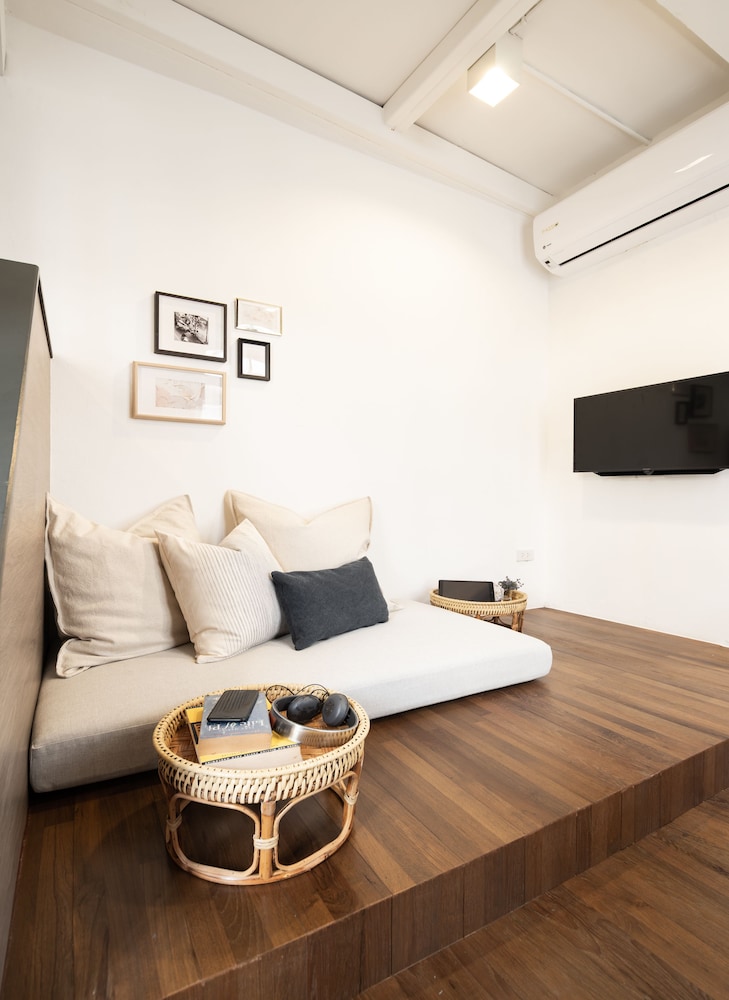 warm window silom hostel