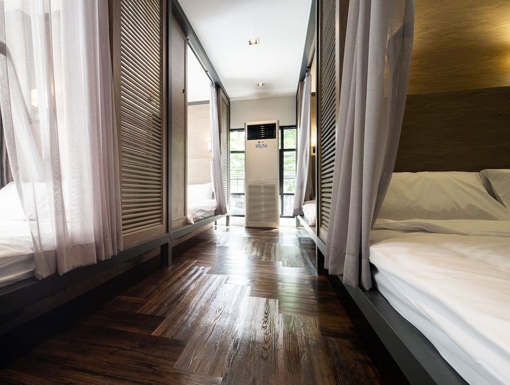 warm window silom hostel