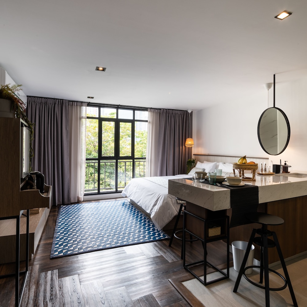 warm window silom hostel