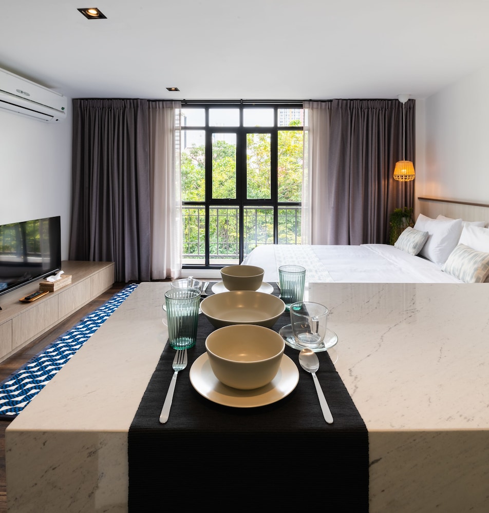 warm window silom hostel