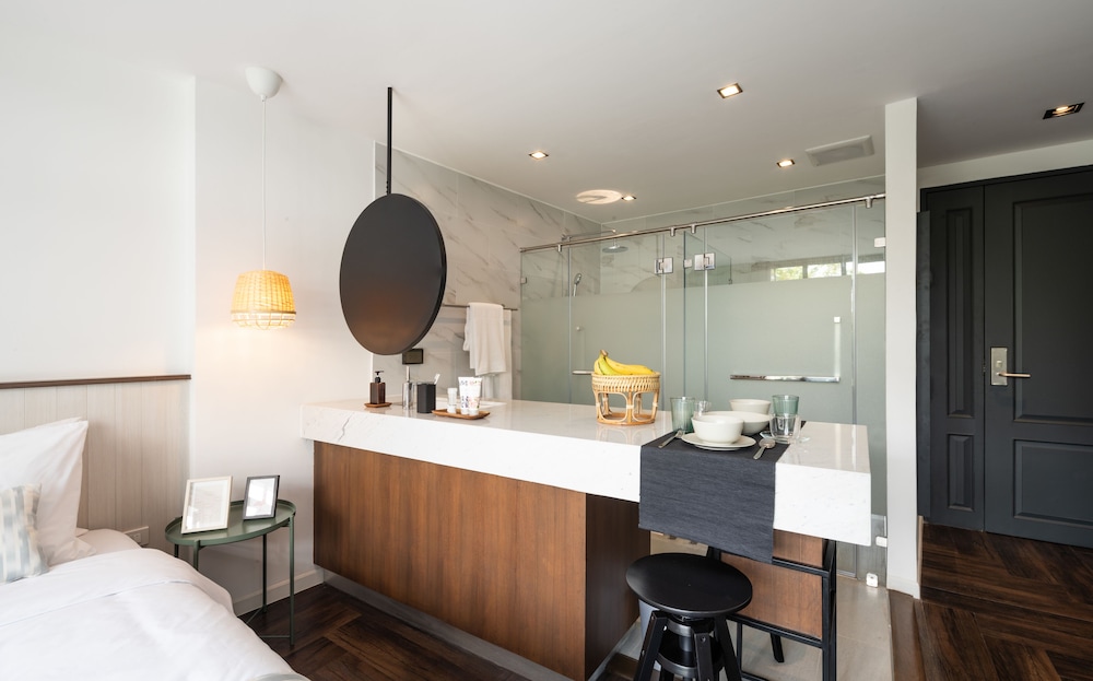 warm window silom hostel