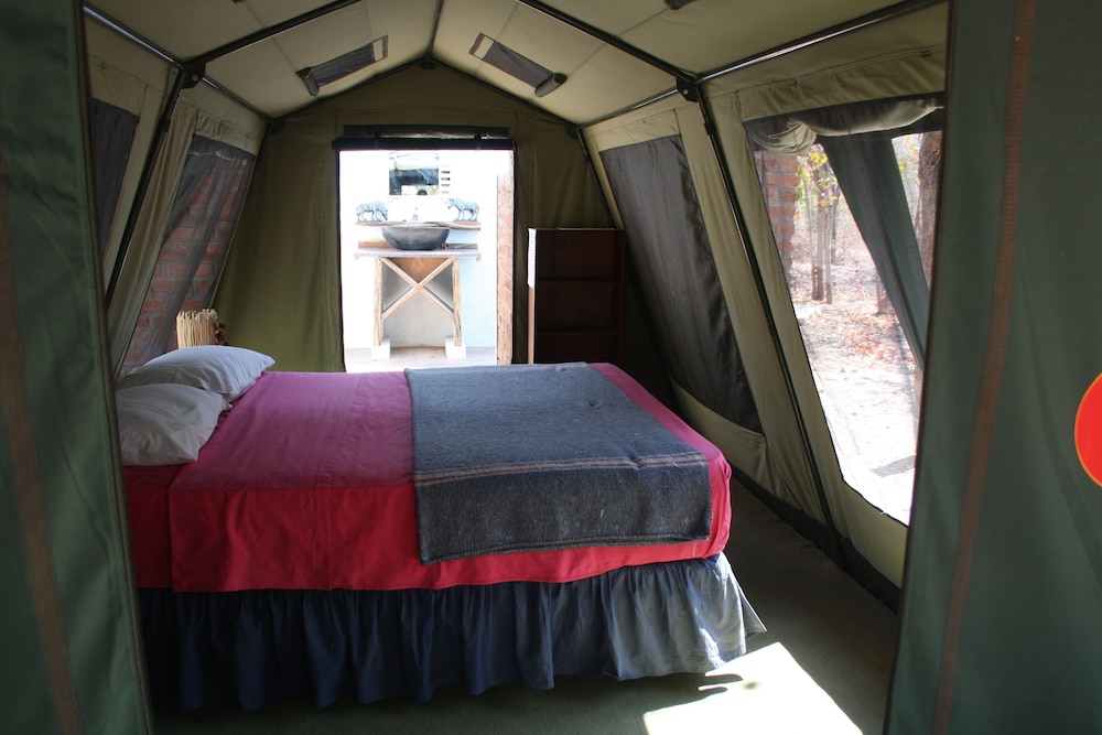 warthogs safari camp