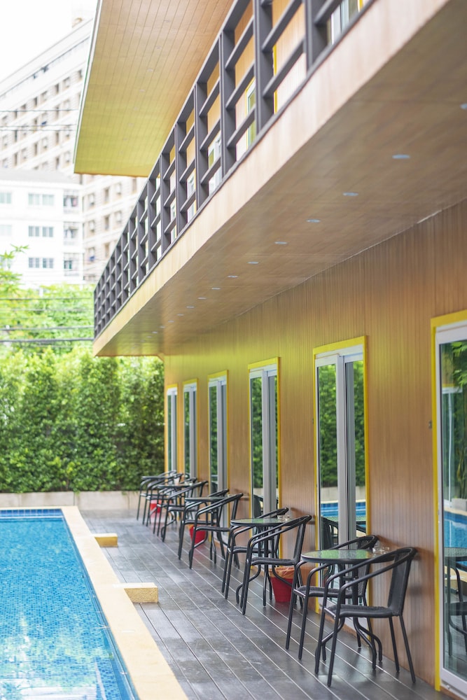 resort v mrt huai khwang