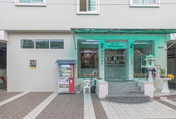 the victory view hostel adults only