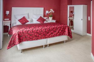 hotel and pension villa laluna