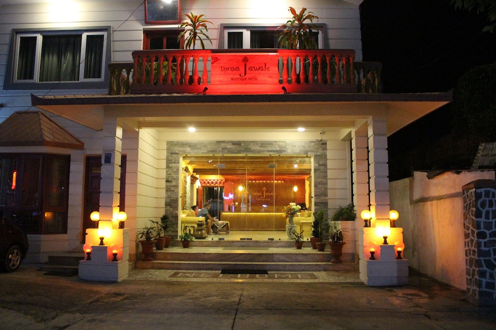 three jewels boutique hotel