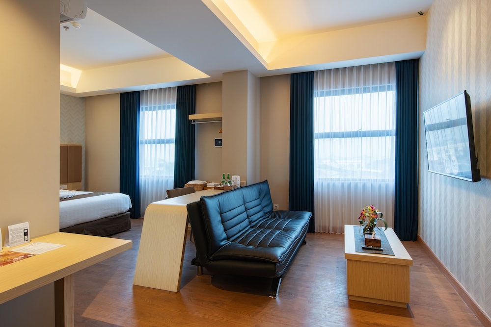 luminor hotel airport sidoarjo by wh