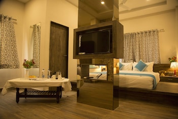 hotel the mewar near airport