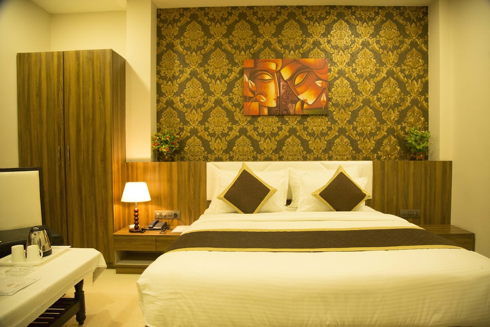 hotel the mewar near airport