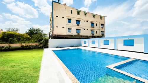 hotel the mewar near airport