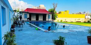hotel the mewar near airport