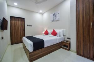 hotel the mewar near airport