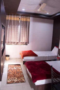 Hotel Shree Palace & Restaurant,Ratlam>>Indore,2 star