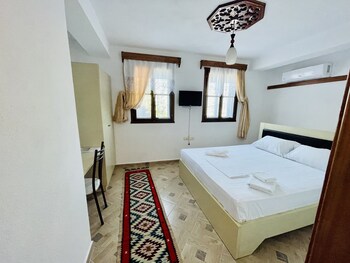 denis guest house